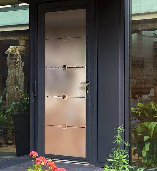 6 tendencias de puertas modernas 4 instalacion de puerta exterior de cristal negra